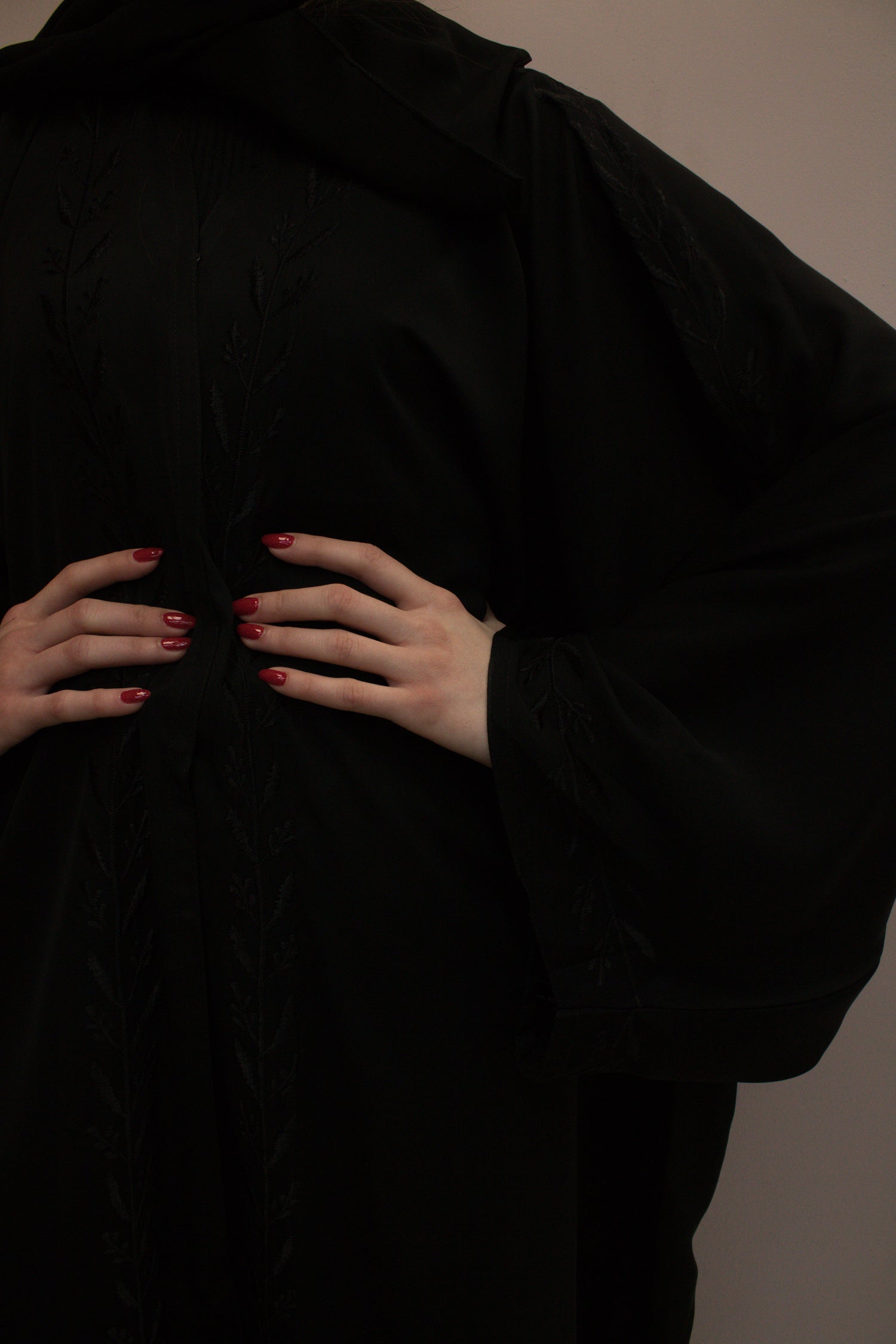 Black on Black Vines Abaya