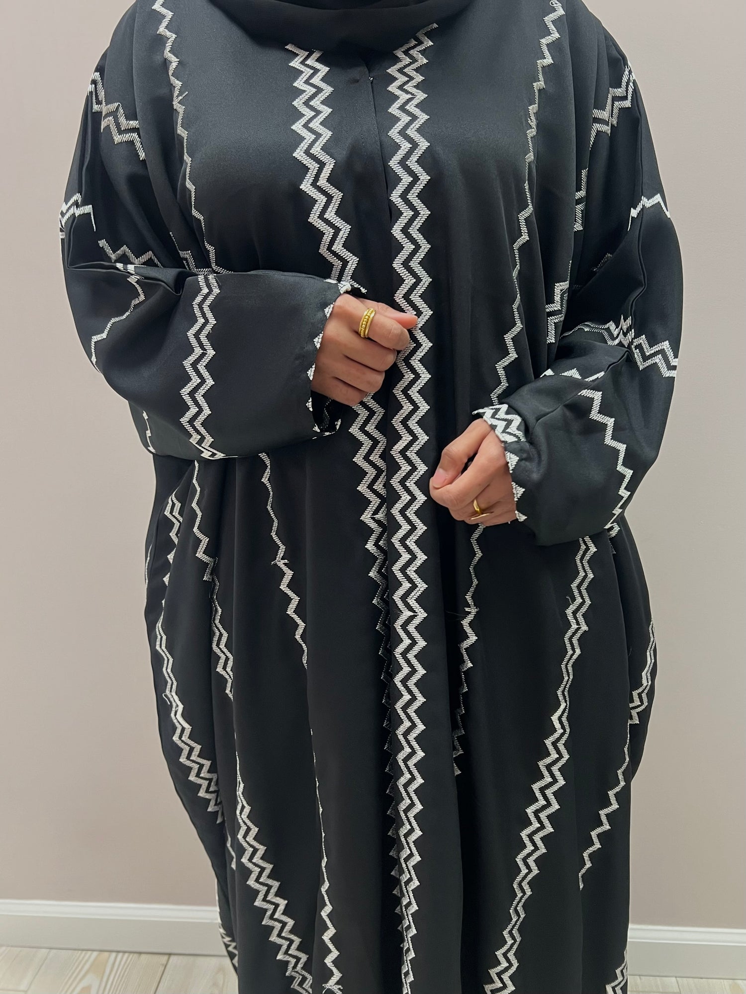 White Zag Black Abaya